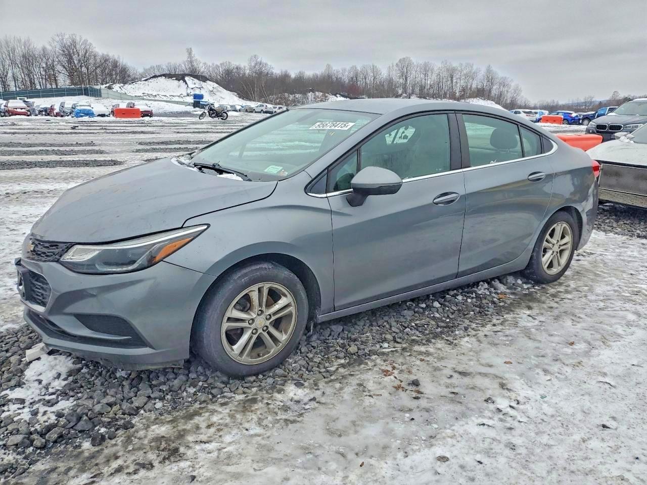 2018 Chevrolet Cruze LT, VIN 1G1BE5SM4J7142571 — Front end
