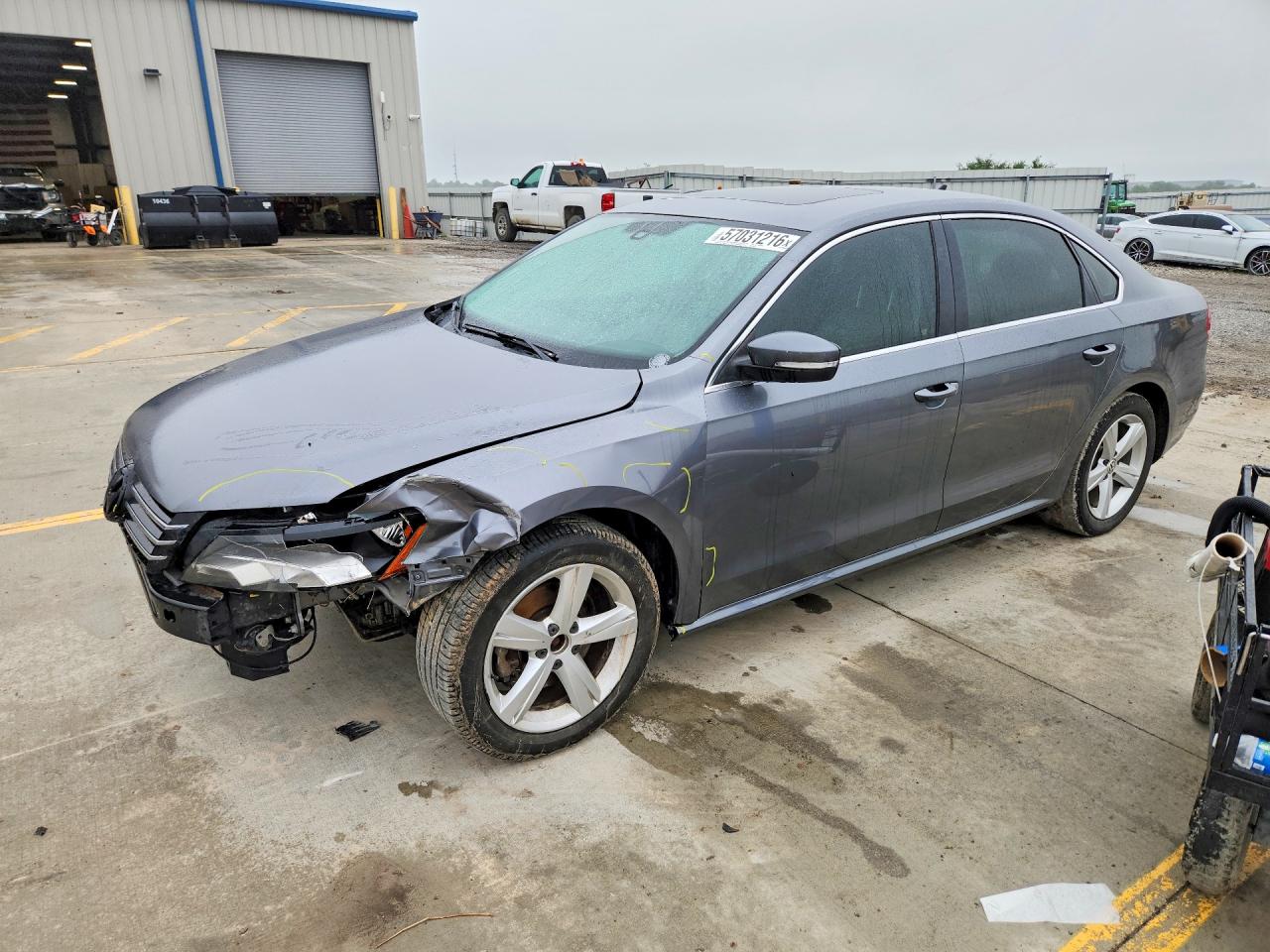 2013 Volkswagen Passat SE, VIN 1VWBH7A33DC028217 — Front end