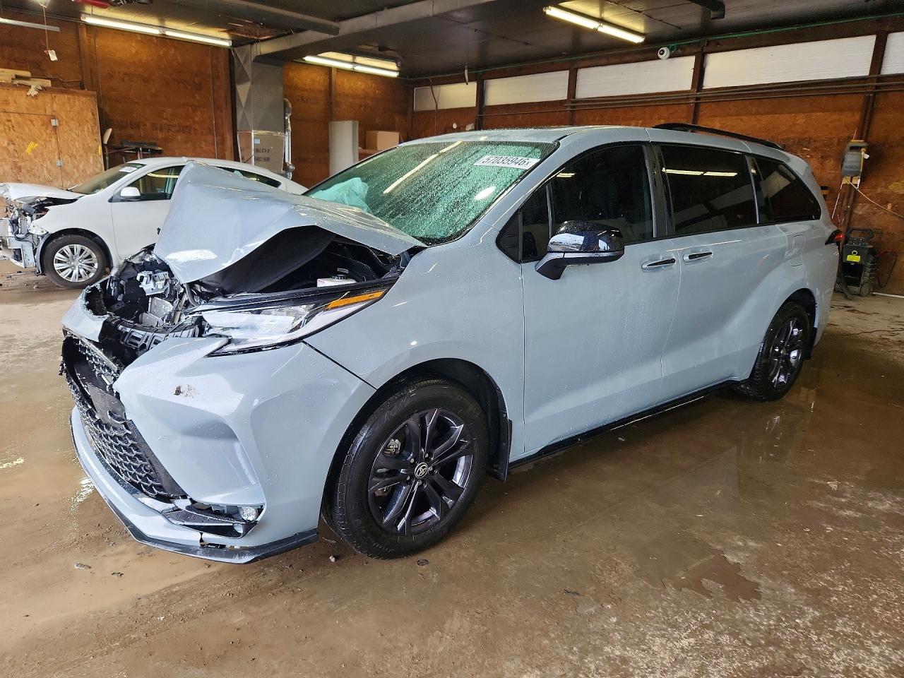 2025 Toyota Sienna XSE, VIN 5TDDSKFC3SS169261 — Front end