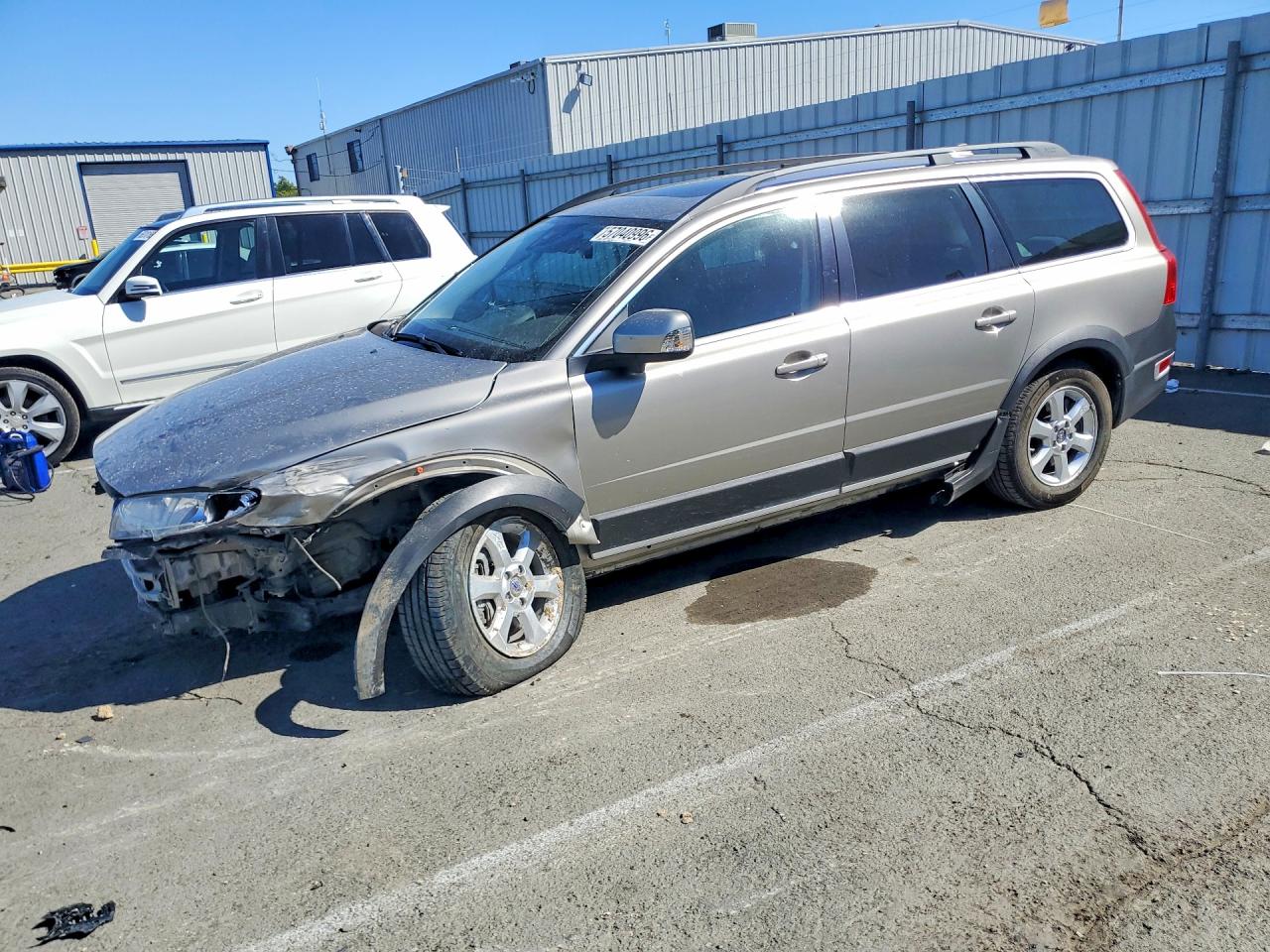 2012 Volvo XC70, VIN YV4940BLXC1128132 — Front end