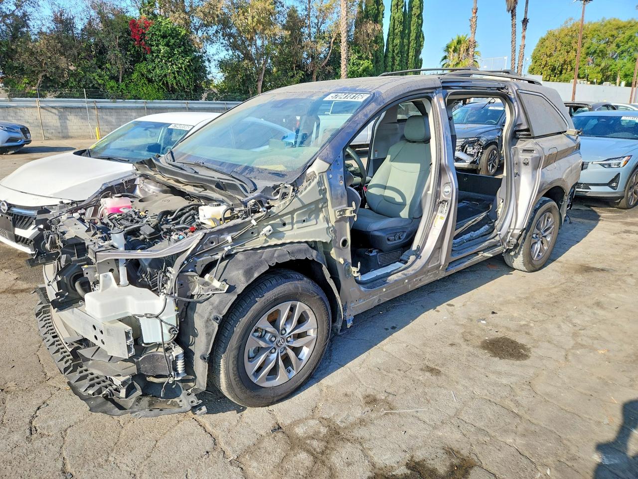 2023 Toyota Sienna XLE, VIN 5TDYRKEC4PS146299 — Разукомплектован