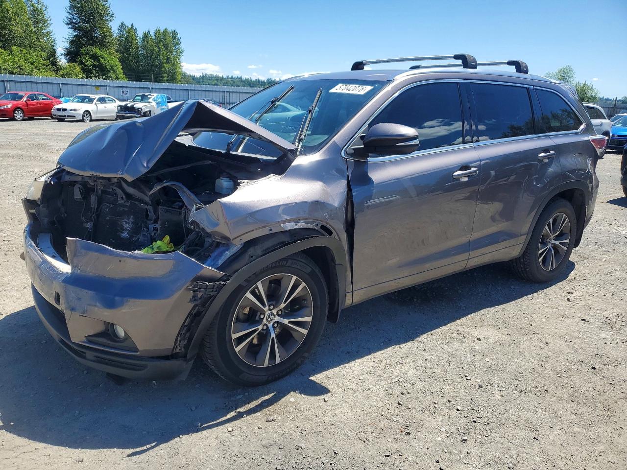 2016 Toyota Highlander XLE, VIN 5TDJKRFH0GS232203 — Front end