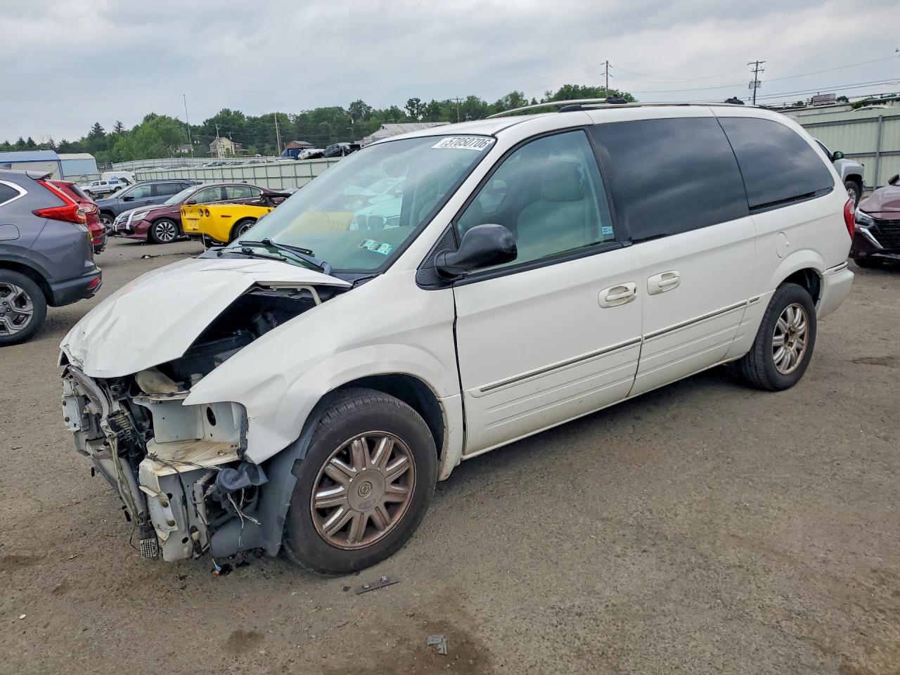 2005 Chrysler Town & Country Limited, VIN 2C8GP64L95R470718 — Front end