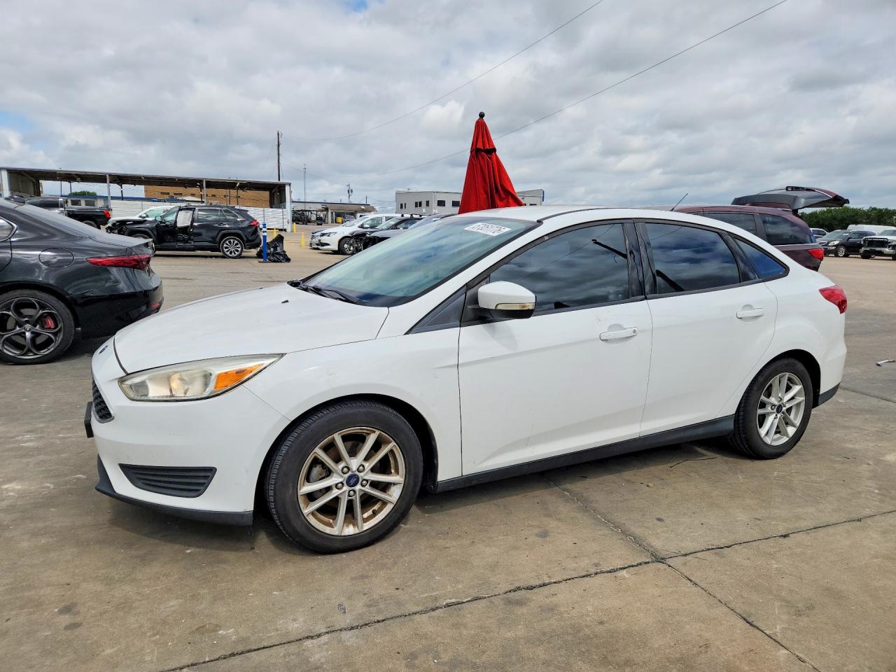 2016 Ford Focus SE, VIN 1FADP3F26GL378667 — Front end