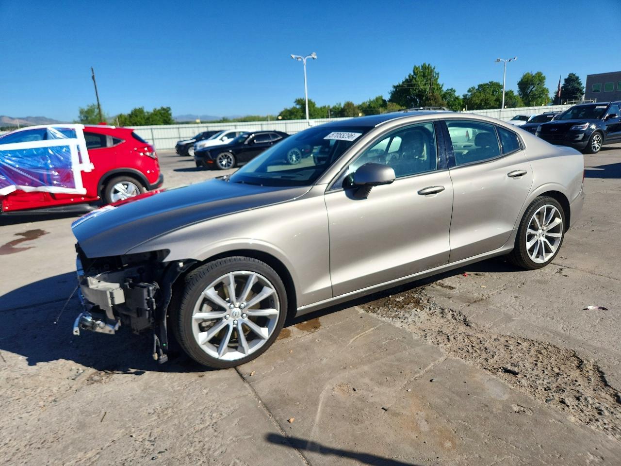 2021 Volvo S60 Momentum, VIN 7JRA22TK7MG081987 — Перед