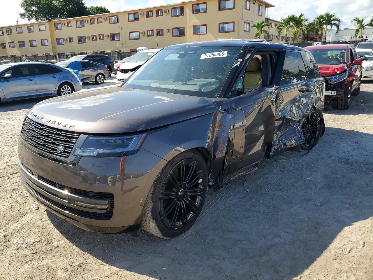 2025 Land Rover Range Rover SE, VIN SALKPBFU1SA275084 — Side