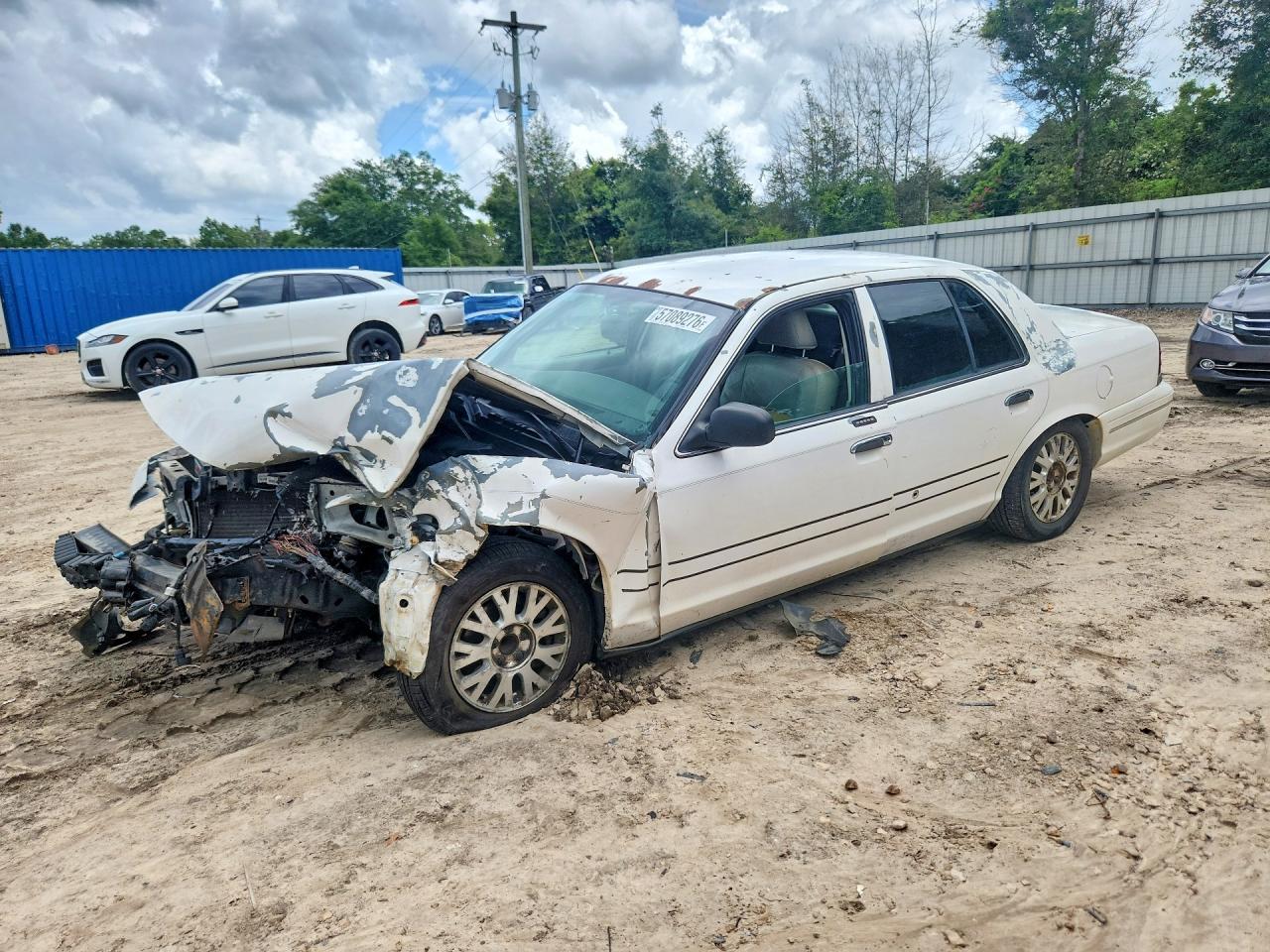 2004 Ford Crown Victoria LX, VIN 2FAFP74W04X160454 — Front end