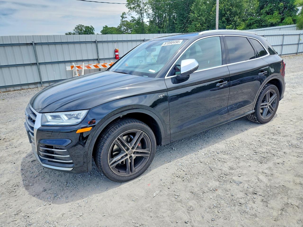 2018 Audi SQ5 Premium Plus, VIN WA1A4AFY4J2086585 — Бок