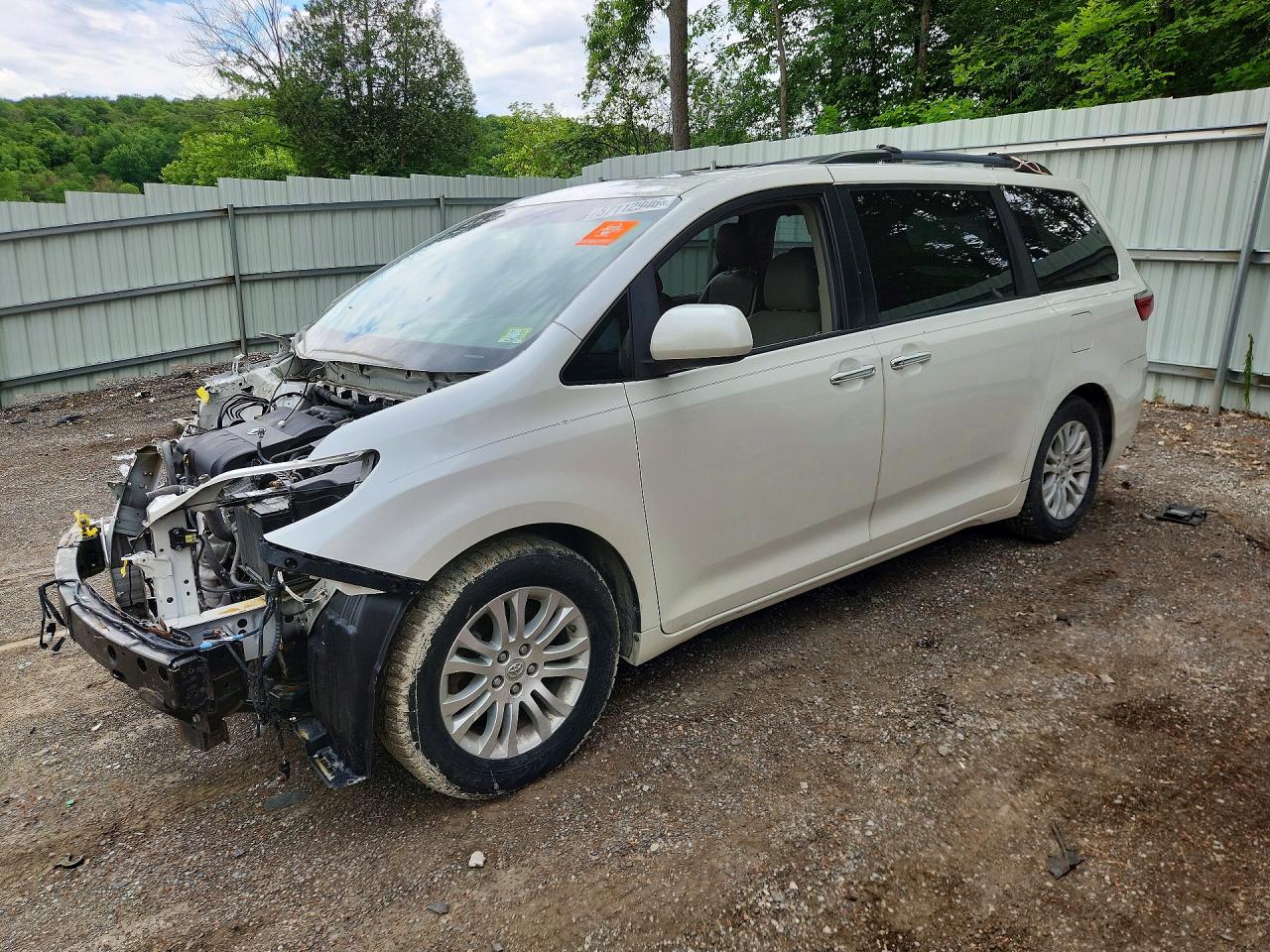 2015 Toyota Sienna XLE, VIN 5TDYK3DC9FS652639 — Front end