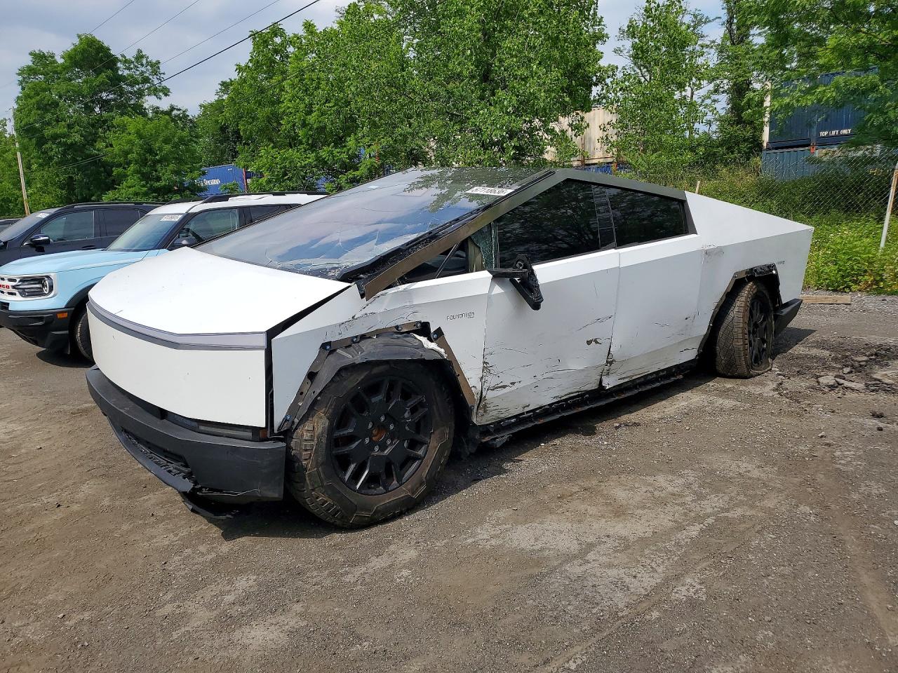 2024 Tesla Cybertruck, VIN 7G2CEHED7RA014463 — Side