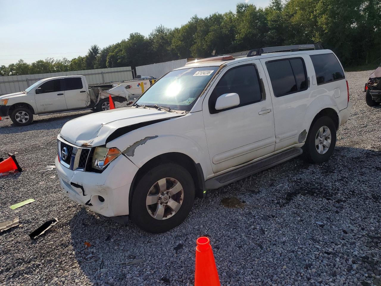 2005 Nissan Pathfinder SE, VIN 5N1AR18W55C777915 — Перед