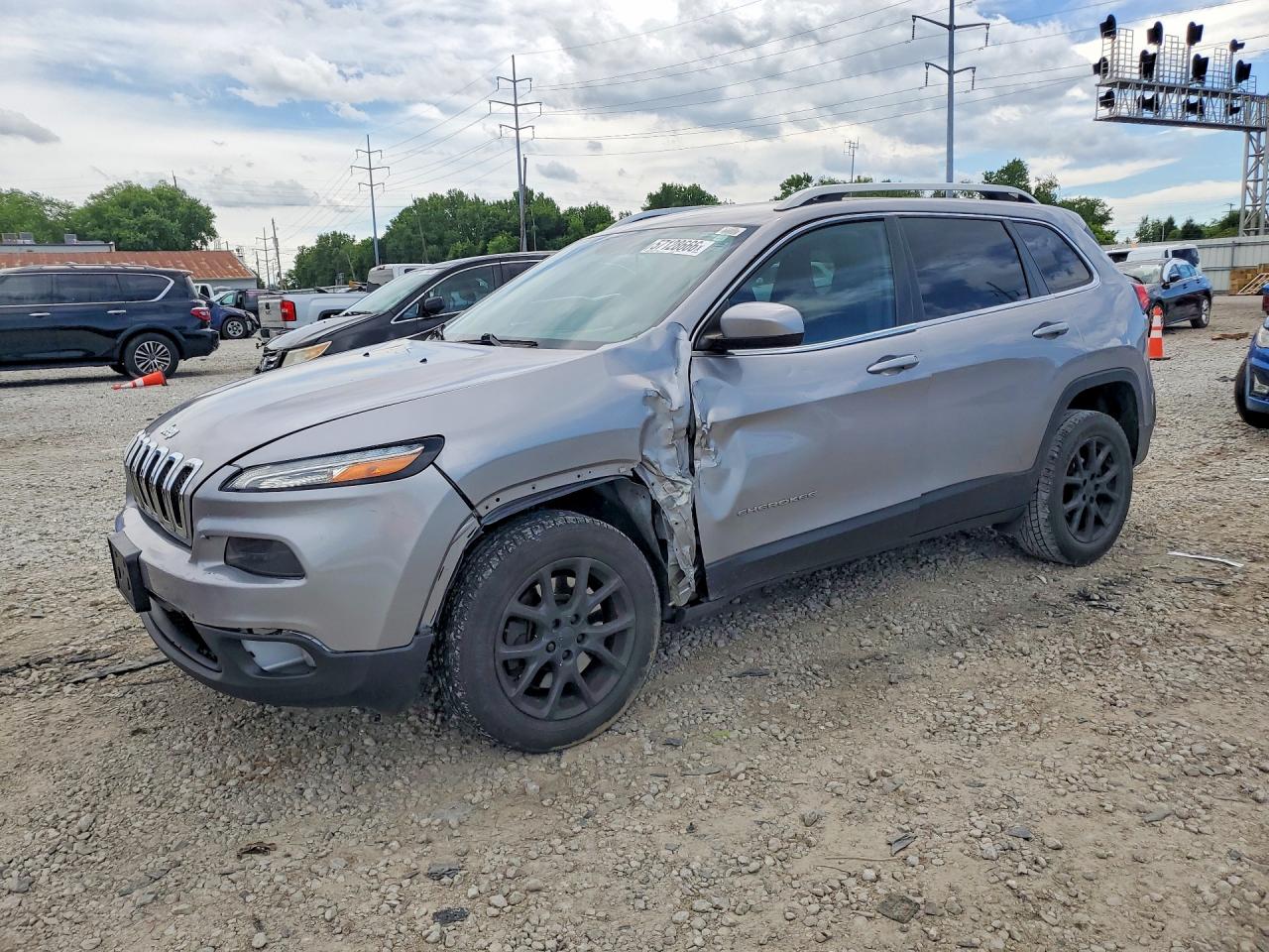 2018 Jeep Cherokee Latitude, VIN 1C4PJLCB5JD533885 — Front end