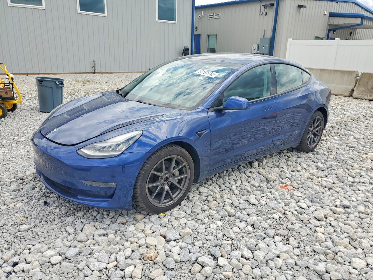 2021 Tesla Model 3 Long Range, VIN 5YJ3E1EB8MF855325 — Град