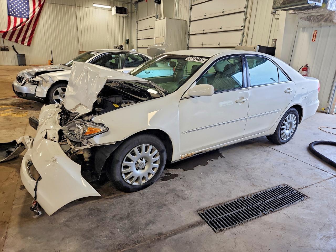 2004 Toyota Camry XLE, VIN 4T1BE32K14U296487 — Front end
