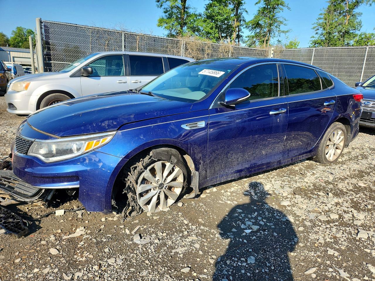2016 Kia Optima EX, VIN 5XXGU4L39GG113647 — Front end