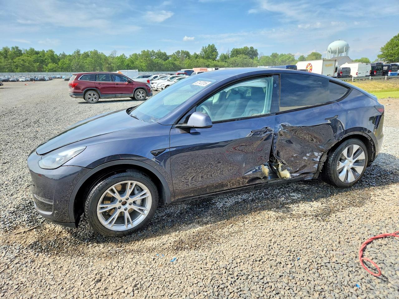 2024 Tesla Model Y Long Range, VIN 7SAYGDEE5RA289143 — Side