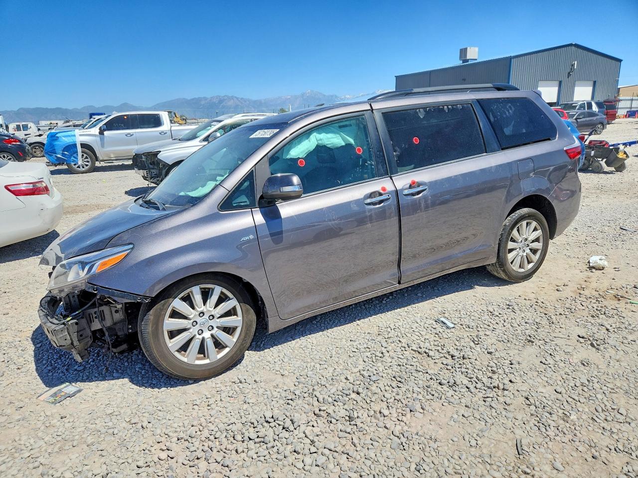 2017 Toyota Sienna Limited Premium, VIN 5TDDZ3DC3HS186929 — Front end