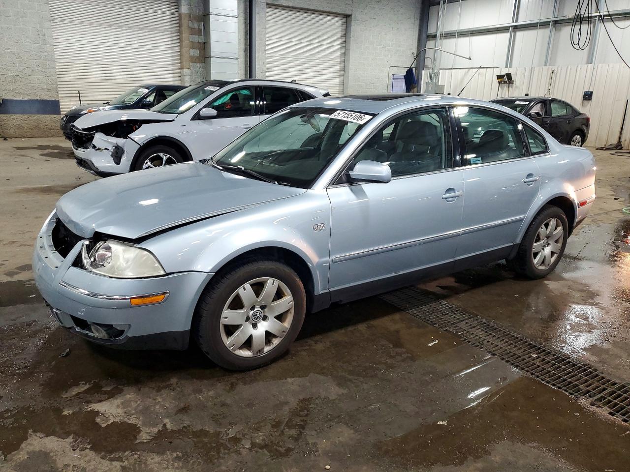 2002 Volkswagen Passat GLX, VIN WVWTH63B12P231571 — Front end
