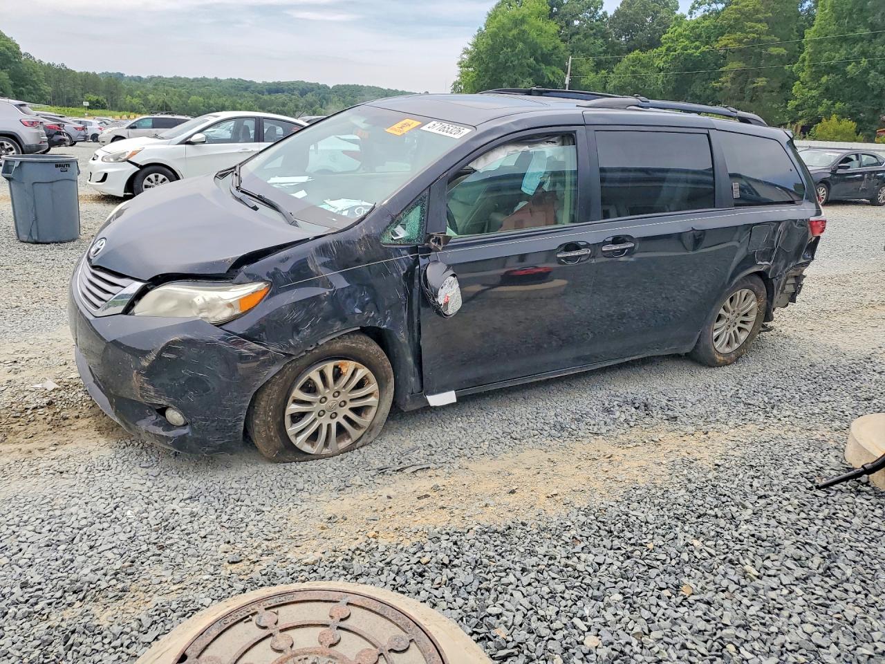 2015 Toyota Sienna XLE, VIN 5TDYK3DC3FS584158 — Rear end