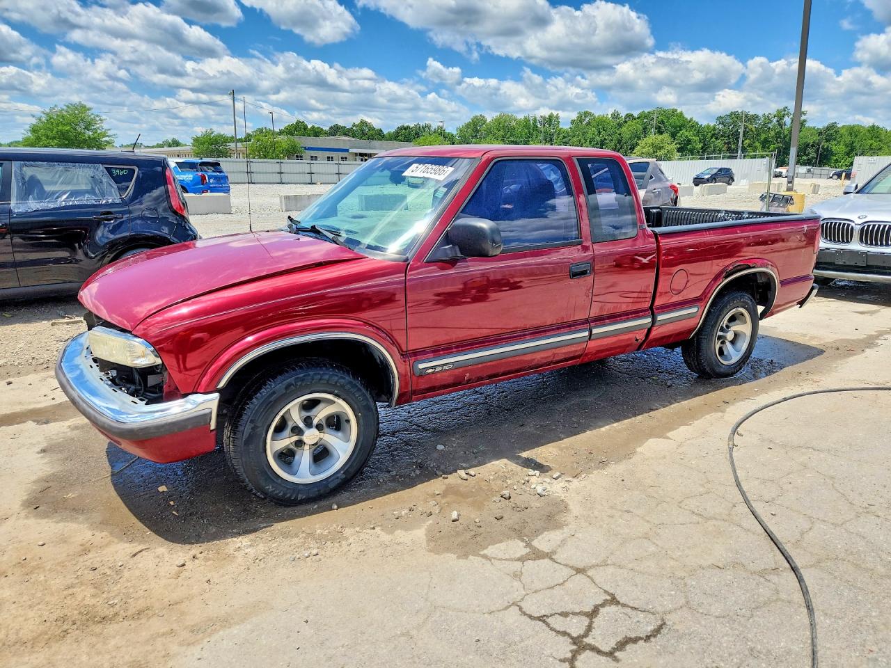 2000 Chevrolet S-10 LS, VIN 1GCCS1950YK229953 — Front end