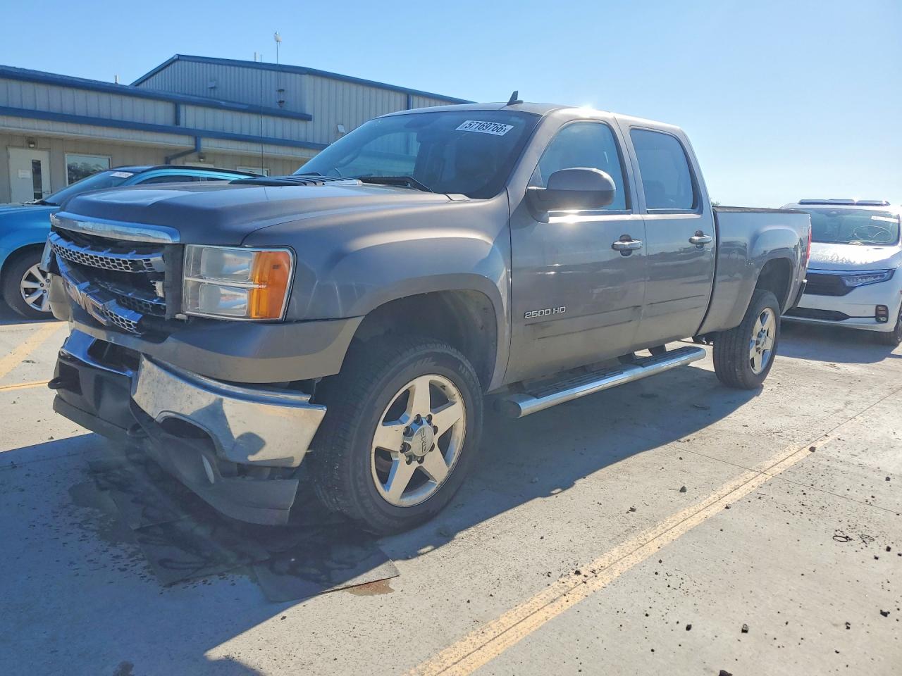 2014 GMC Sierra 2500HD SLT, VIN 1GT121E82EF115691 — Front end