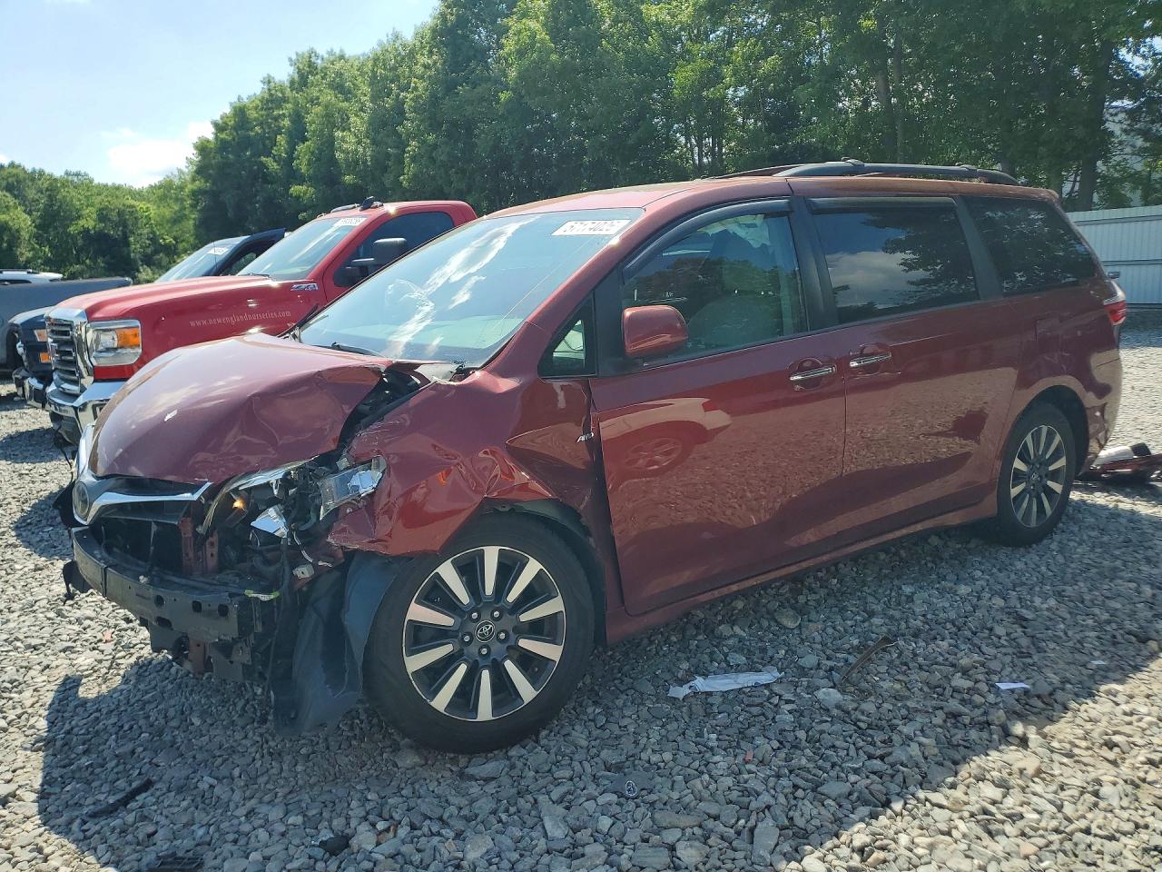 2018 Toyota Sienna XLE, VIN 5TDDZ3DCXJS197707 — Front end