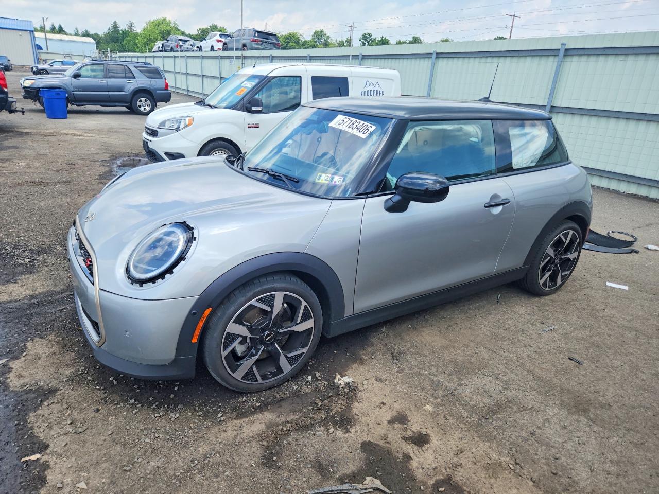 2025 MINI Hardtop Cooper S, VIN WMW23GD0XS2W25559 — Перед
