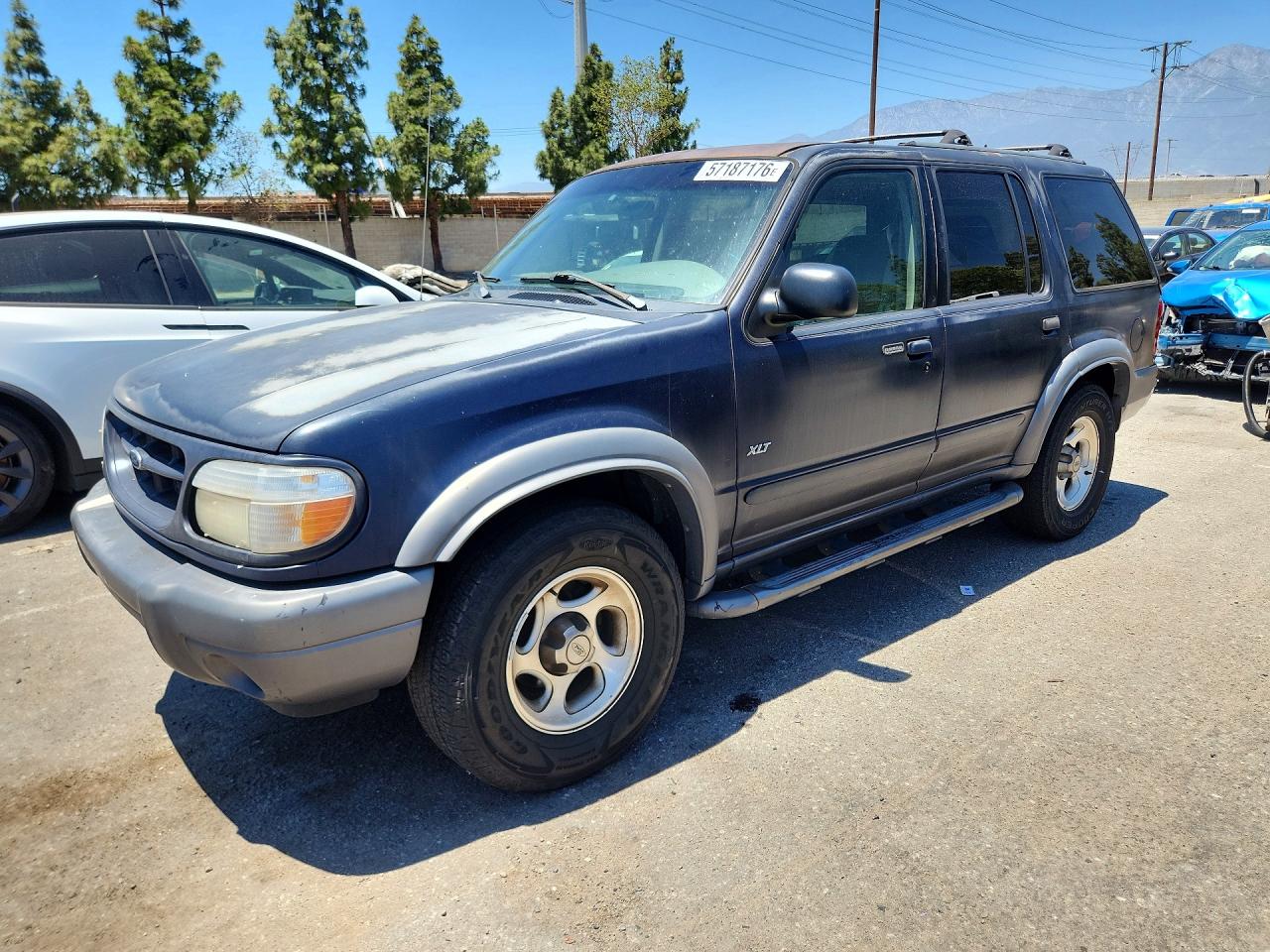 2000 Ford Explorer XLT, VIN 1FMZU73E7YZB31697 — Rear end