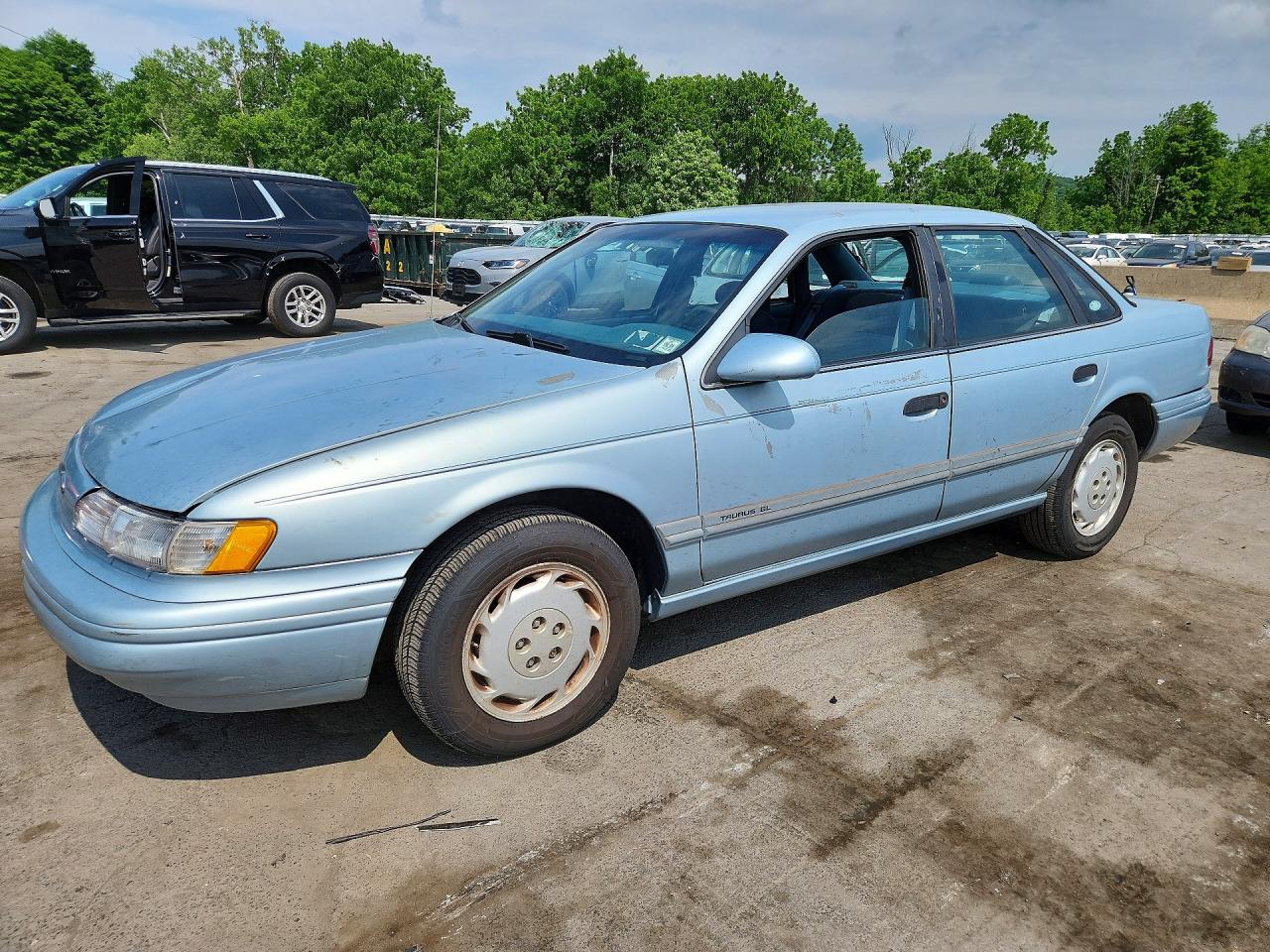 1993 Ford Taurus GL, VIN 1FACP52U8PA292299 — Front end
