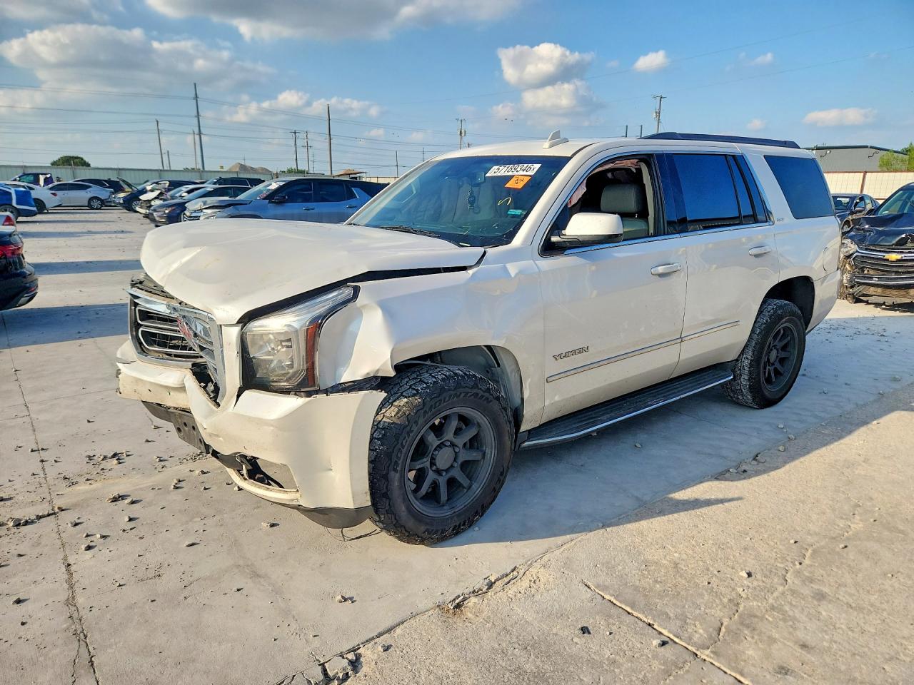 2017 GMC Yukon SLT, VIN 1GKS1BKC2HR366305 — Перед