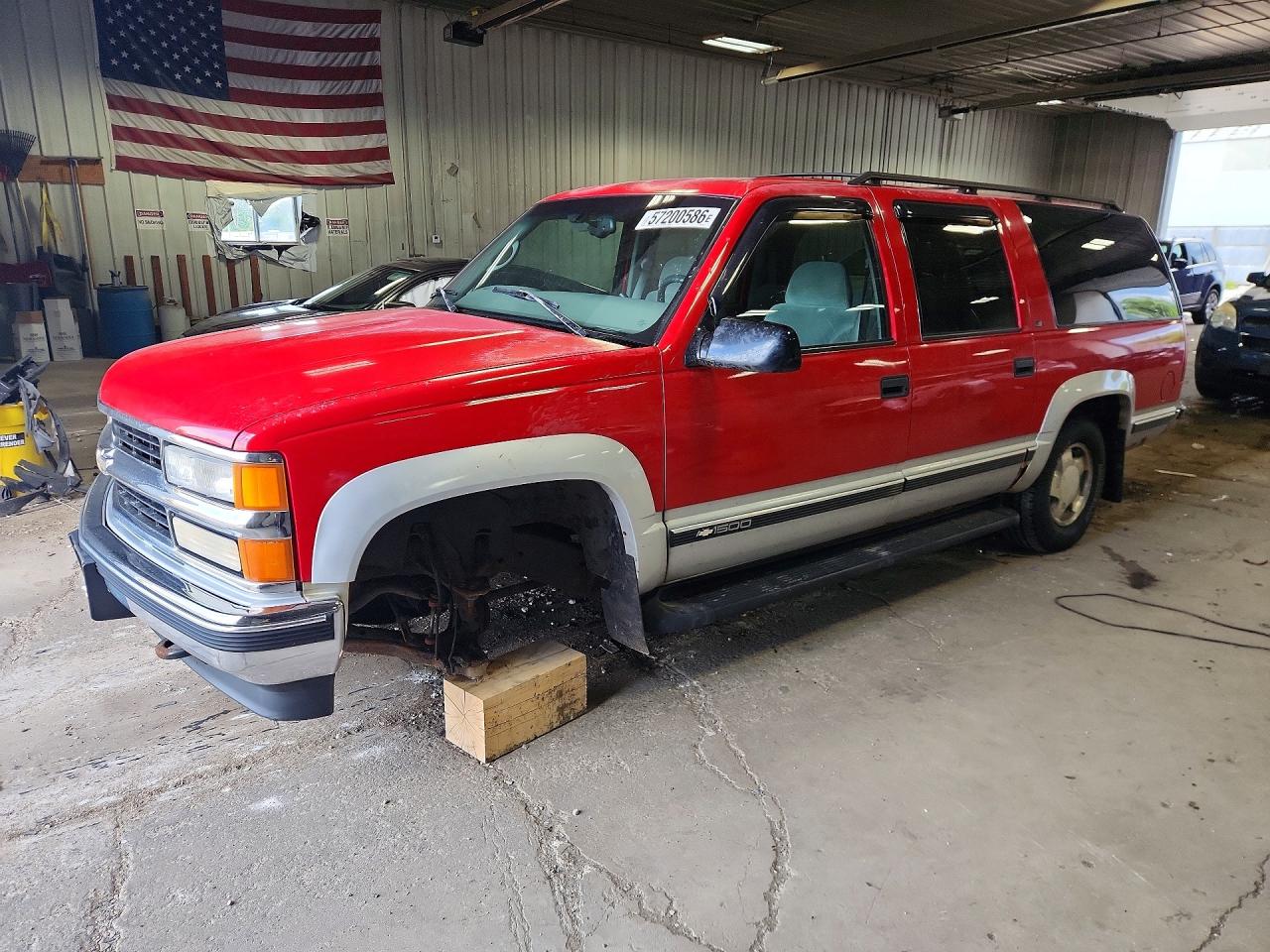 1997 Chevrolet Suburban, VIN 1GNFK16RXVJ364113 — Front end