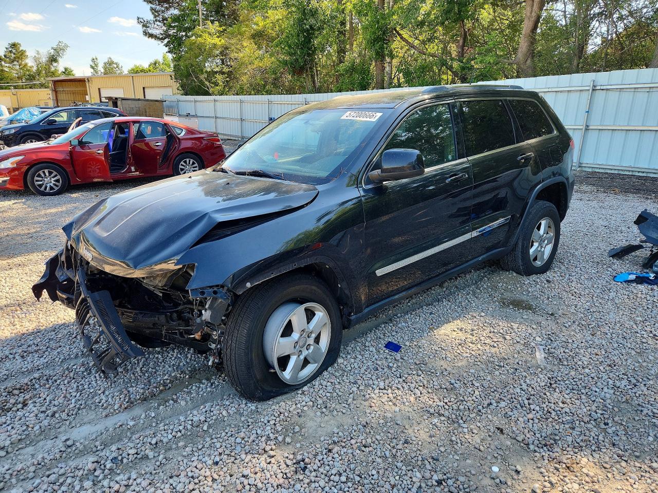 2013 Jeep Grand Cherokee Laredo, VIN 1C4RJEAG4DC569435 — Front end
