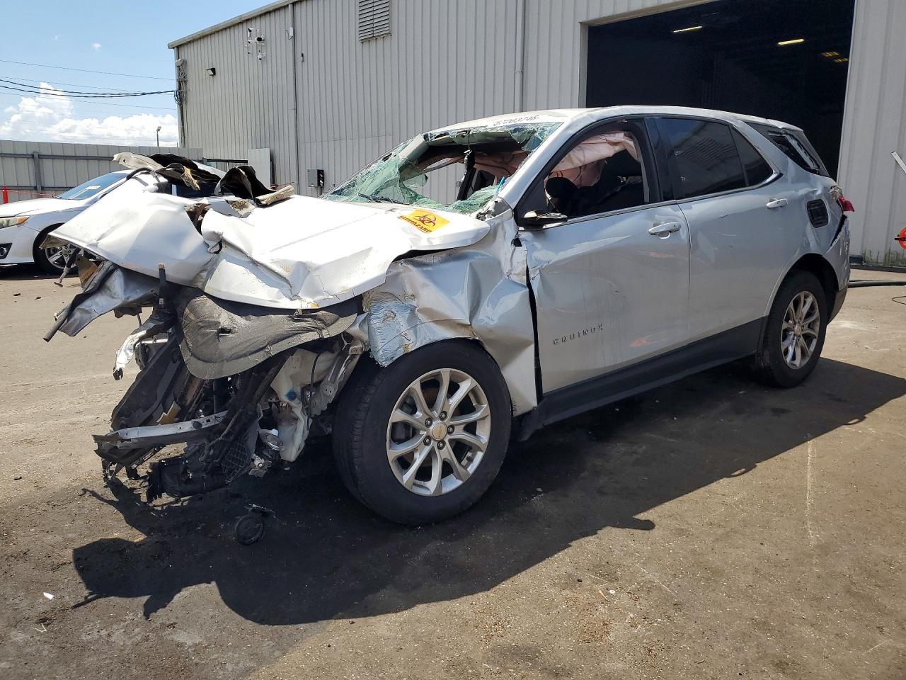 2020 Chevrolet Equinox LT, VIN 2GNAXTEV3L6211704 — Front end