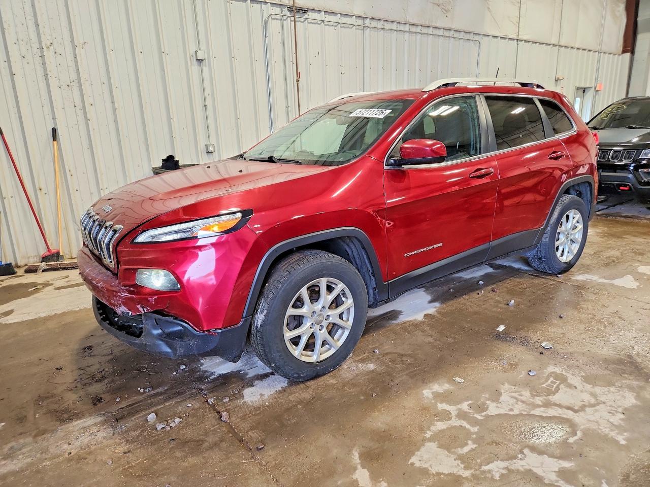 2017 Jeep Cherokee Latitude, VIN 1C4PJMCB6HW665171 — Front end