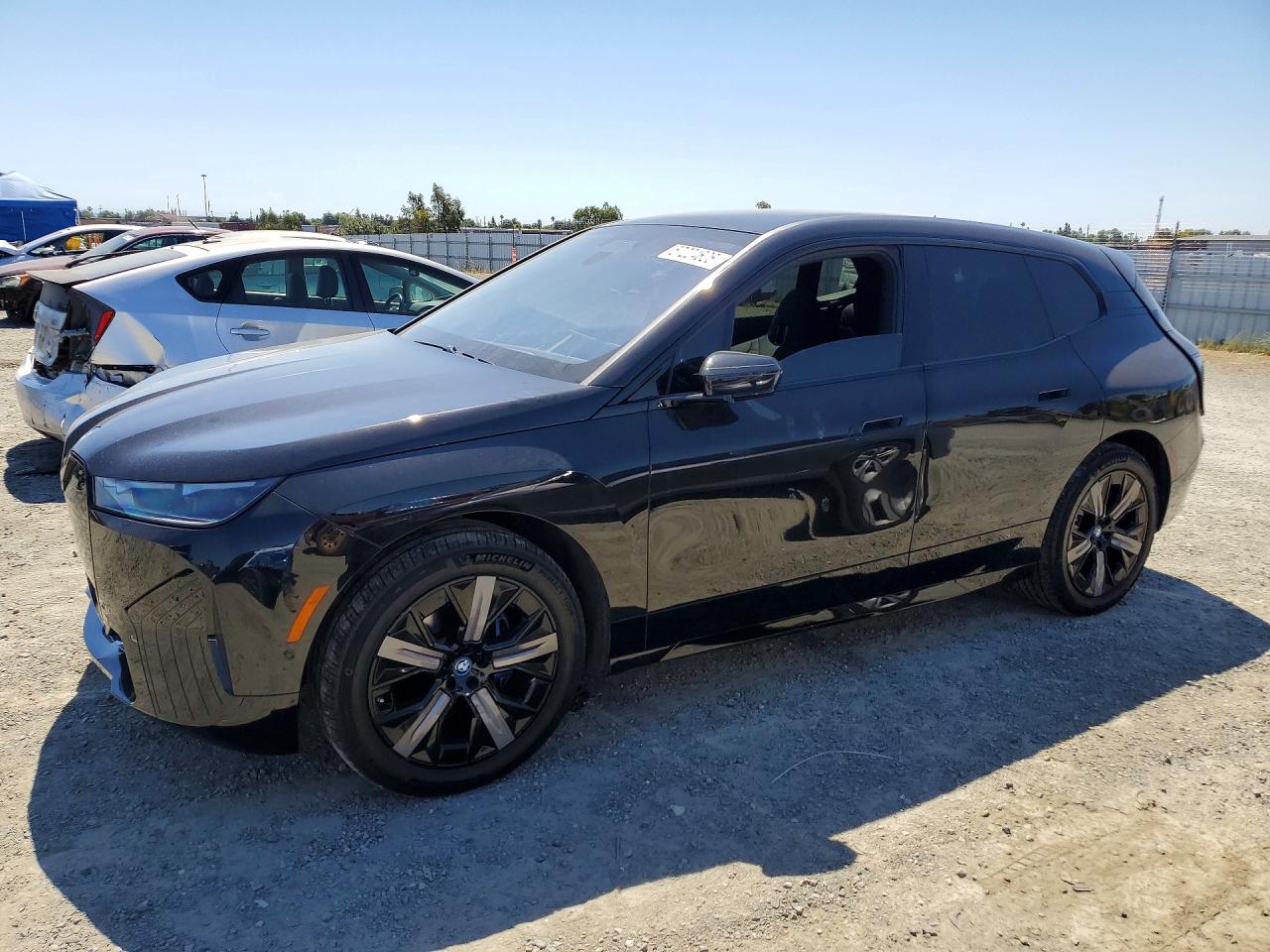 2024 BMW iX xDrive50, VIN WB523CF06RCN55907 — Перед