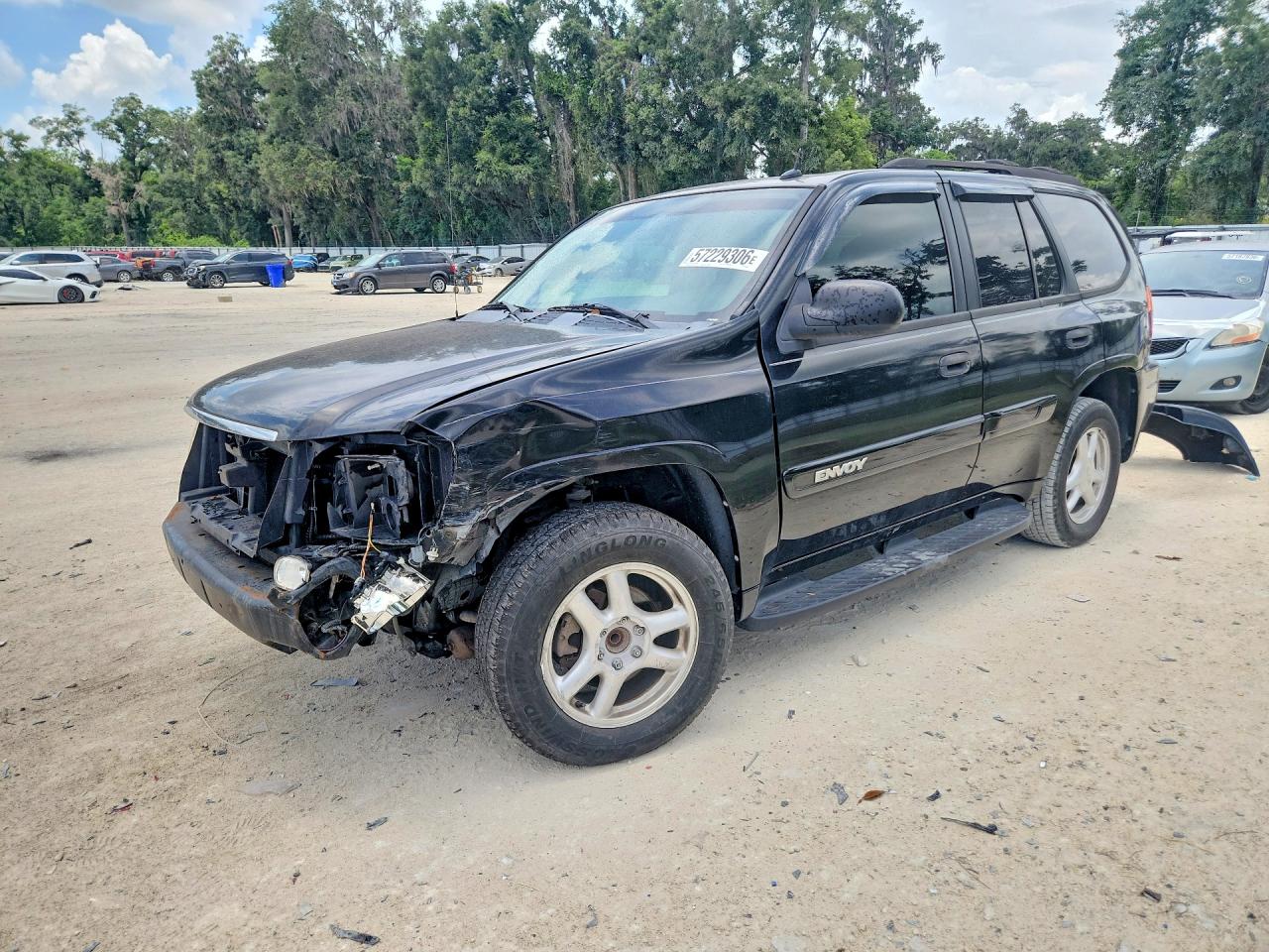 2005 GMC Envoy SLE, VIN 1GKDS13S452306343 — Front end