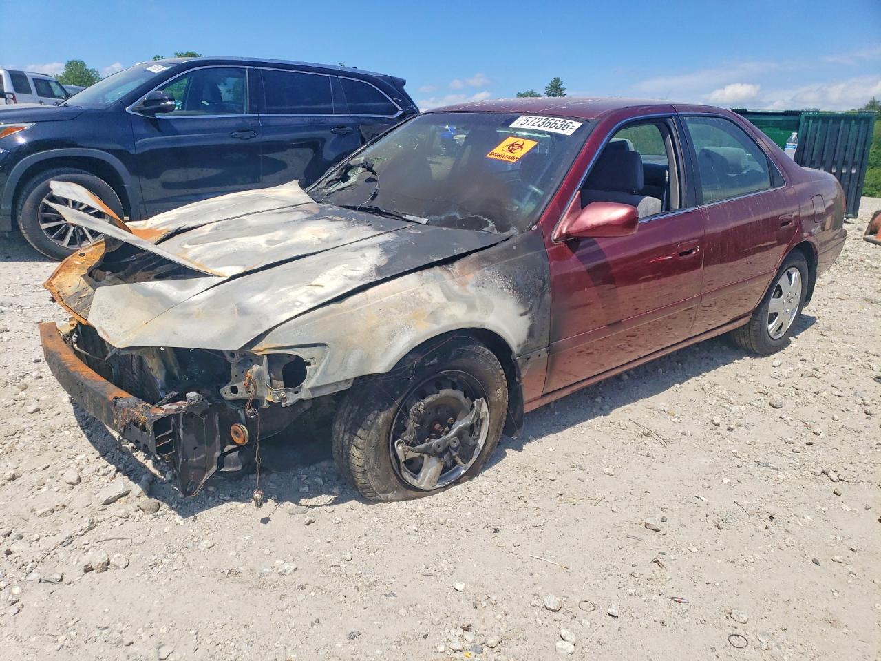2000 Toyota Camry LE, VIN JT2BG22K6Y0520139 — Engine fire