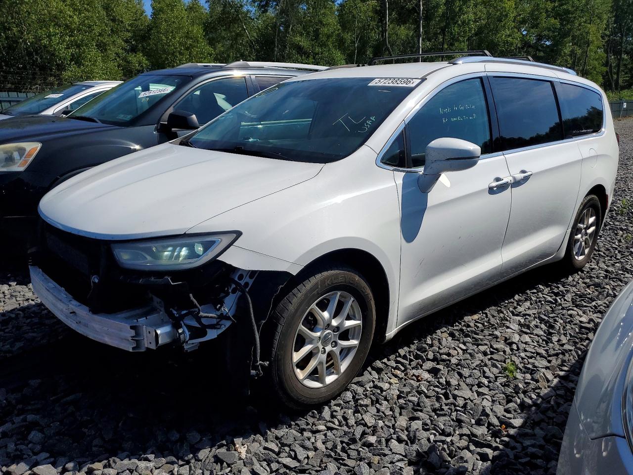 2021 Chrysler Pacifica Touring L, VIN 2C4RC1BG0MR528437 — Front end