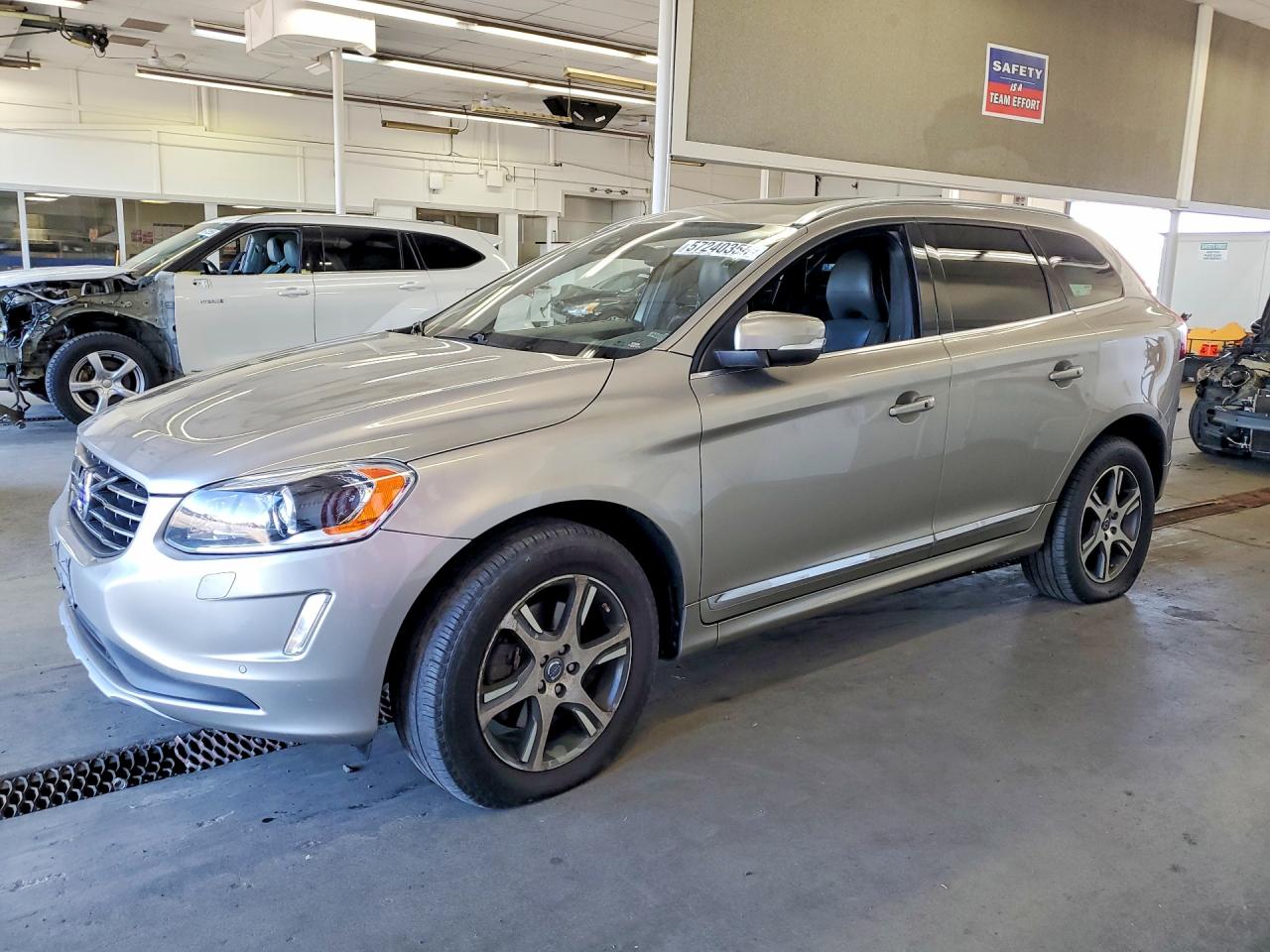 2015 Volvo XC60 T6 Platinum, VIN YV4902RM2F2640309 — Engine fire
