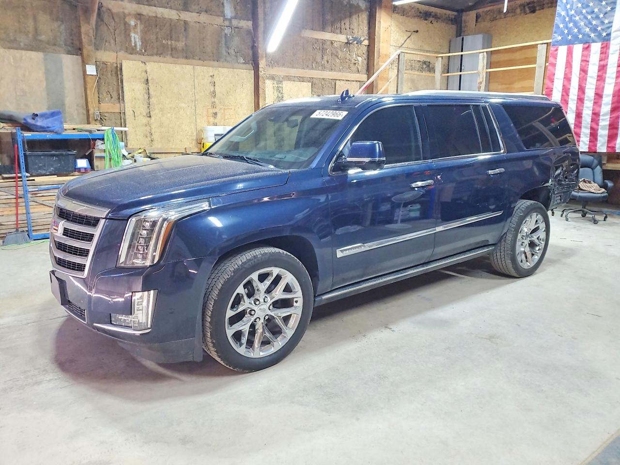 2017 Cadillac Escalade ESV Premium Luxury, VIN 1GYS4JKJ2HR128024 — Rear end