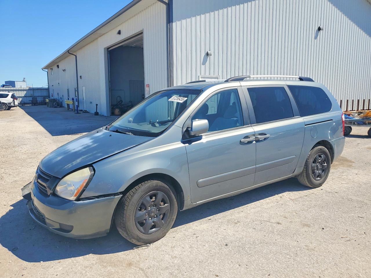 2009 Kia Sedona LX, VIN KNDMB233196313646 — Перед