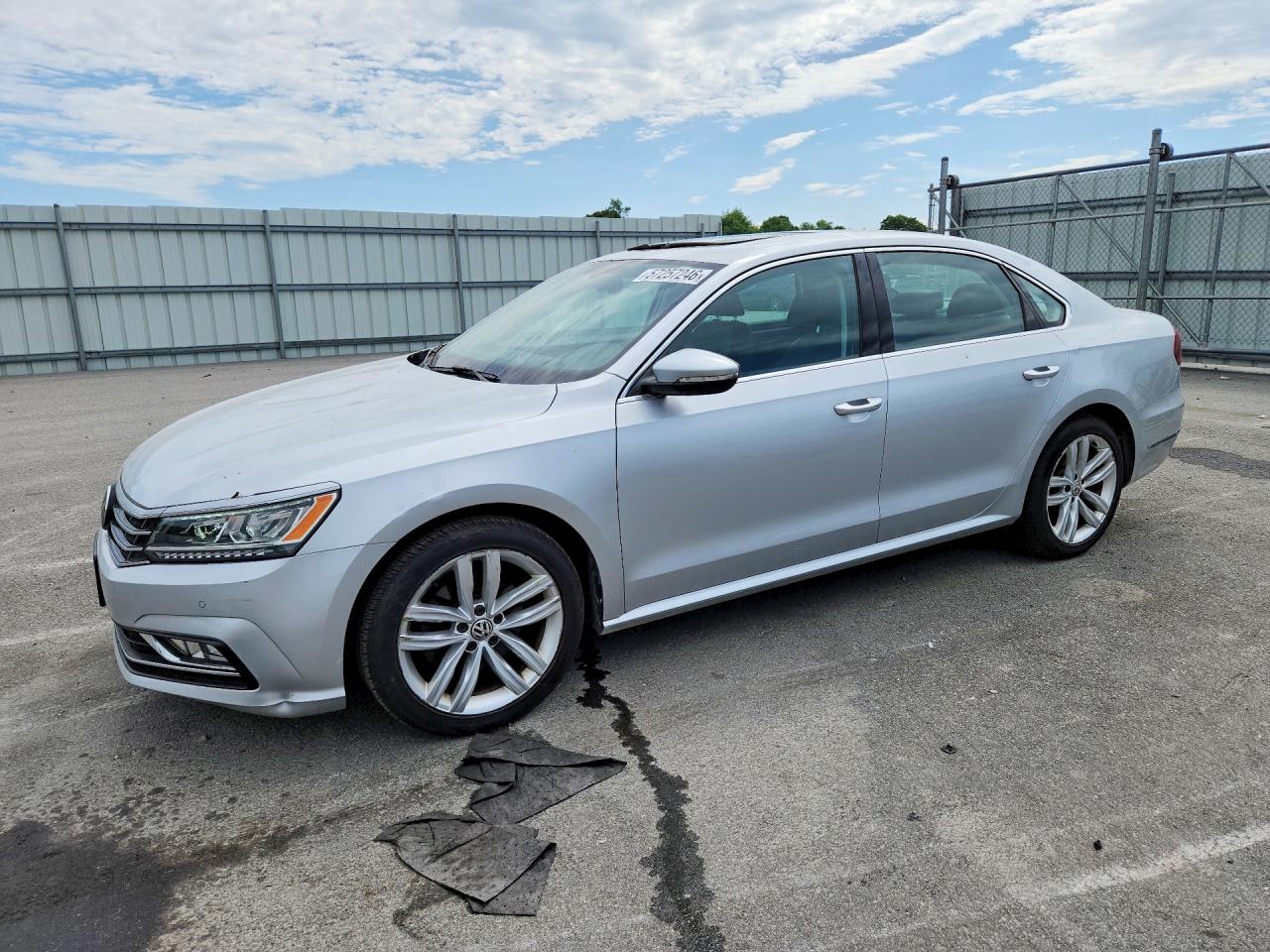 2018 Volkswagen Passat SE, VIN 1VWBA7A36JC000878 — Roof