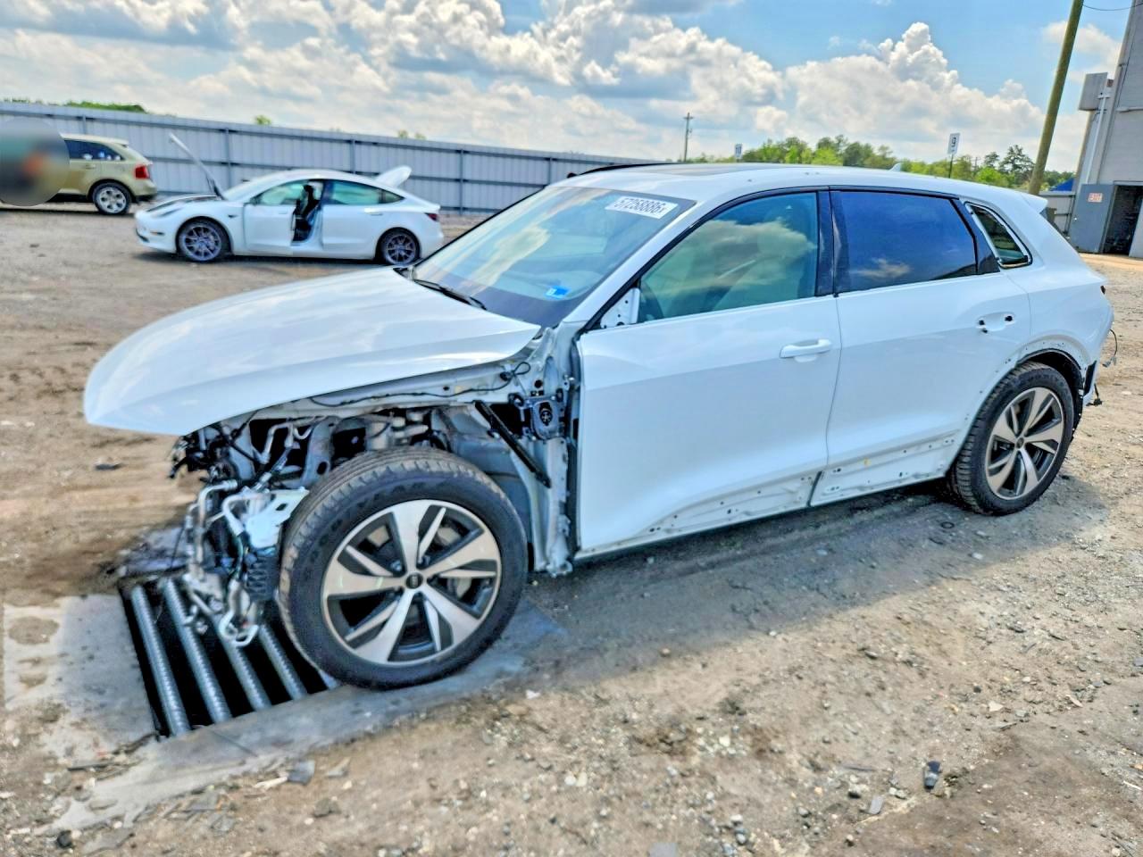 2024 Audi Q8 e-tron Premium, VIN WA14AAGE9RB054964 — Перед