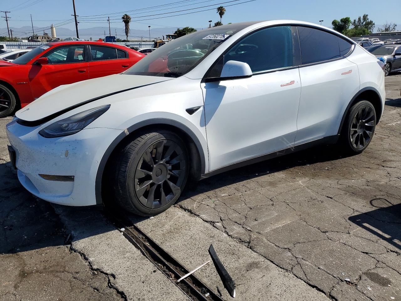 2021 Tesla Model Y Long Range, VIN 5YJYGDEE9MF102236 — Front end