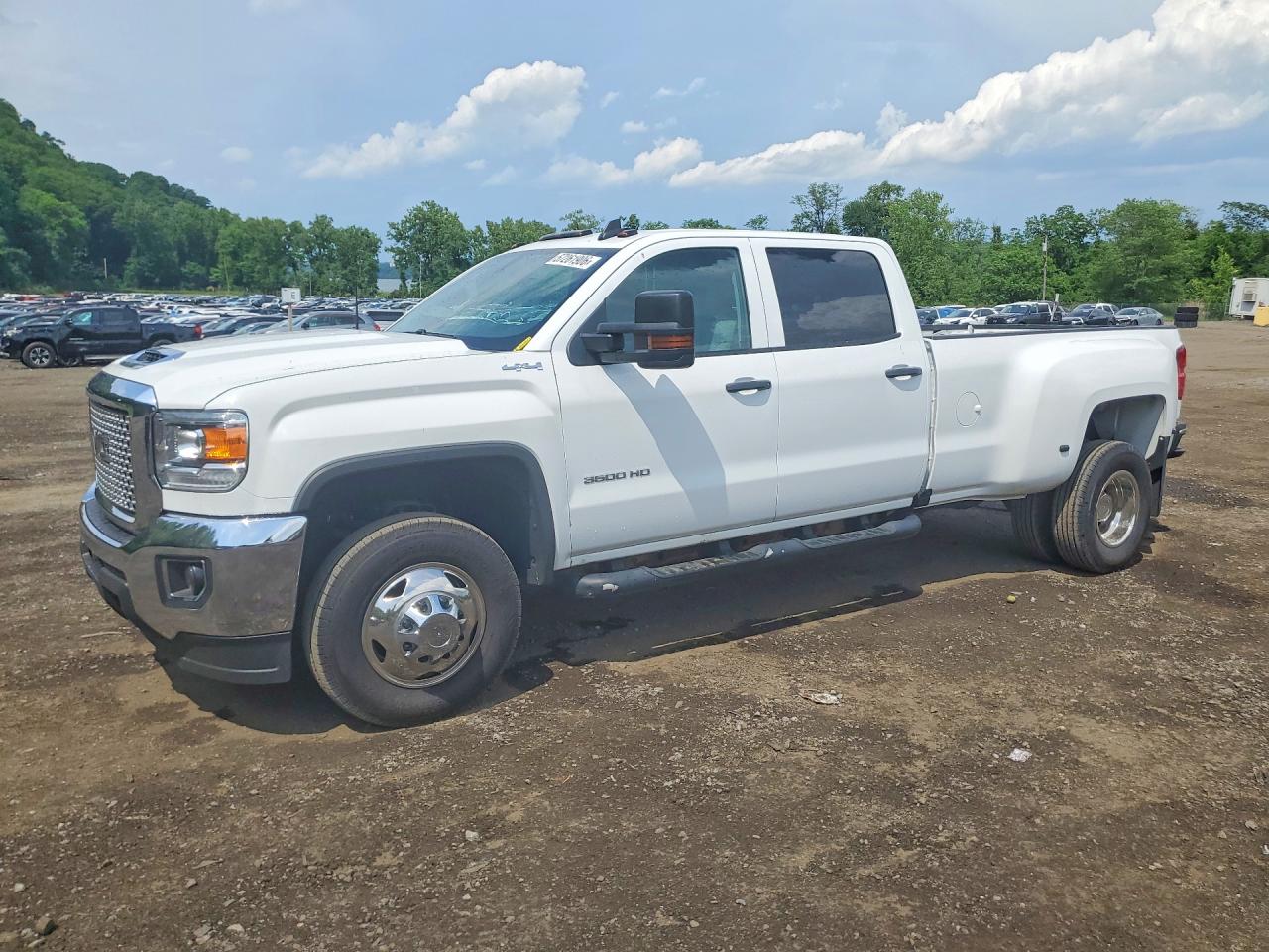 2018 GMC Sierra 3500HD SLT, VIN 1GT42VCY2JF113134 — Minor dents and scratches