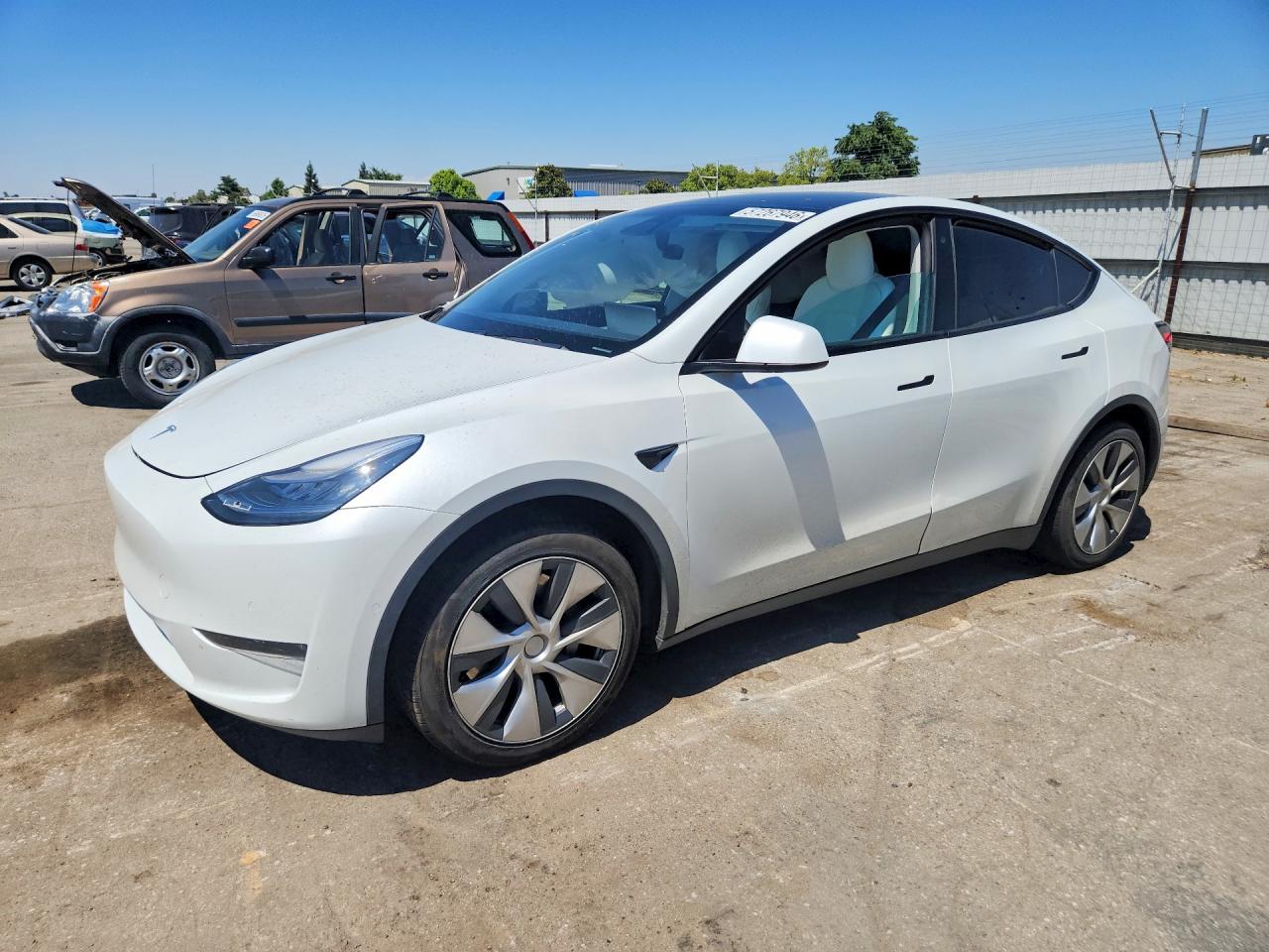 2020 Tesla Model Y Long Range, VIN 5YJYGDEE2LF023697 — Бок