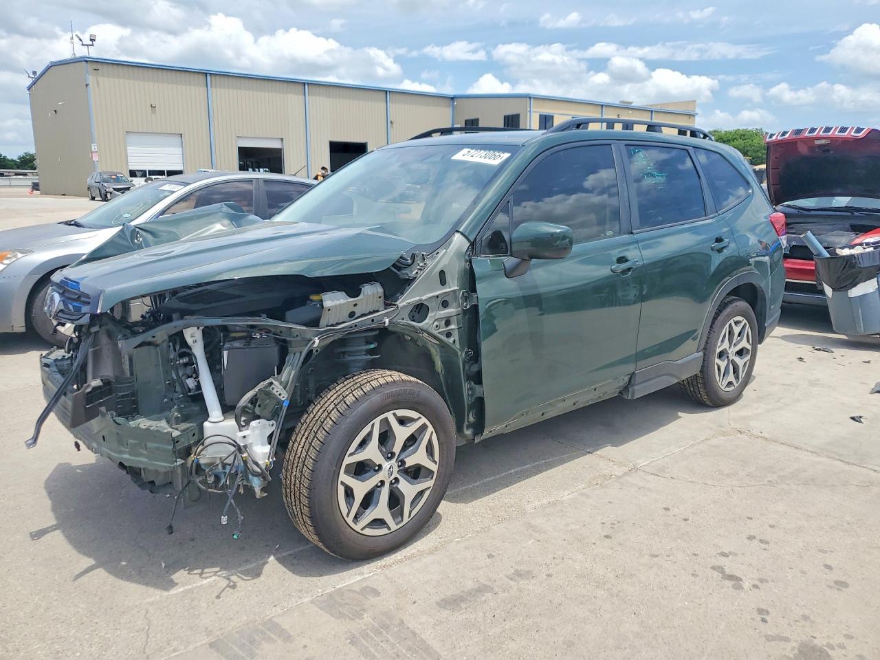 2024 Subaru Forester Premium, VIN JF2SKACC9RH498701 — Front end