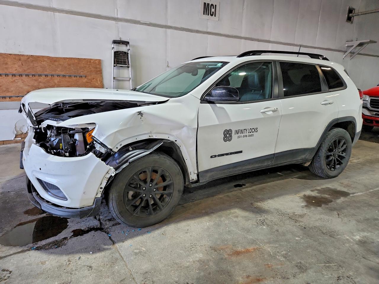 2023 Jeep Cherokee Altitude Lux, VIN 1C4PJMMB7PD106429 — Front end