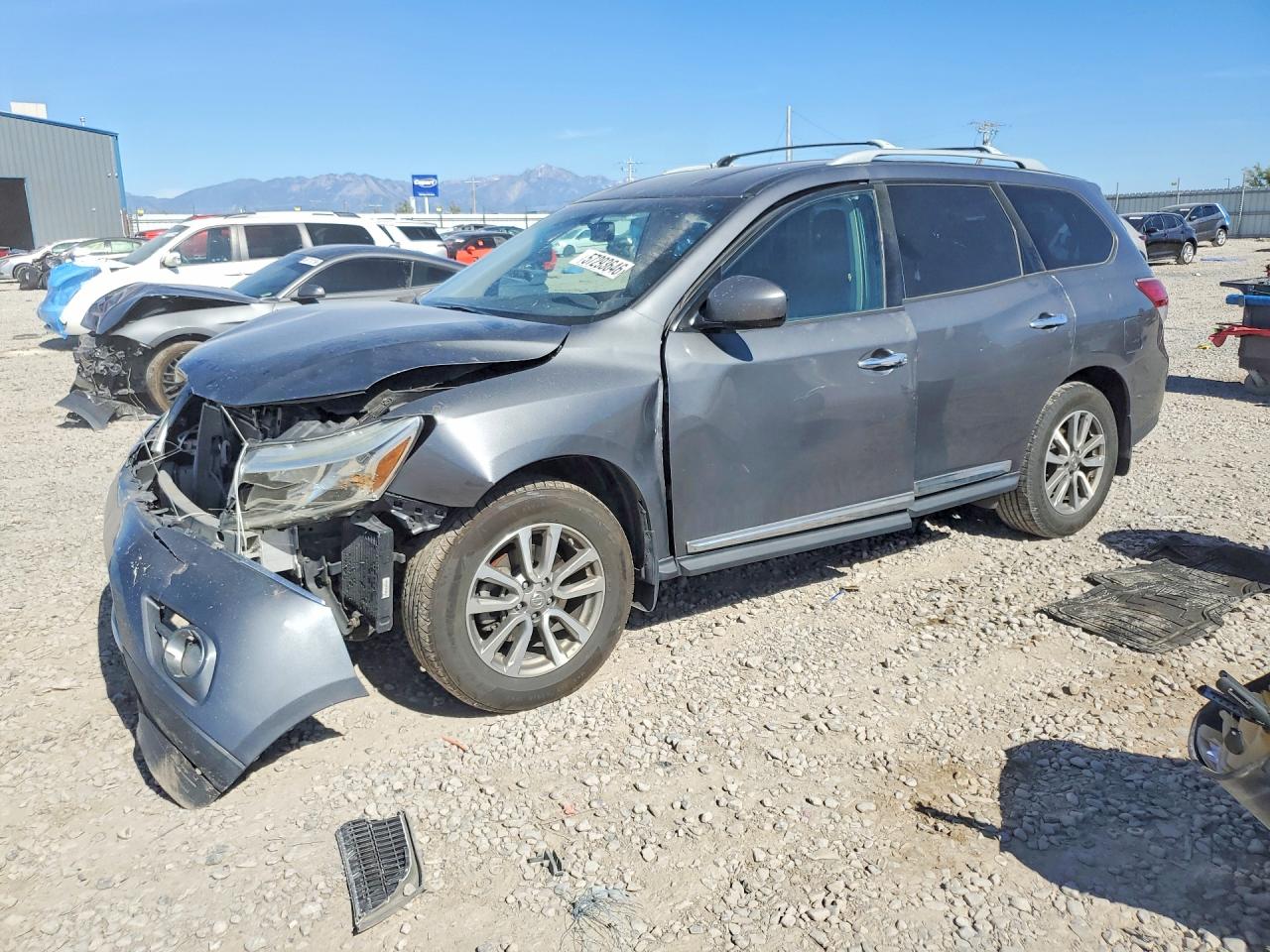 2016 Nissan Pathfinder SL, VIN 5N1AR2MM4GC645676 — Front end