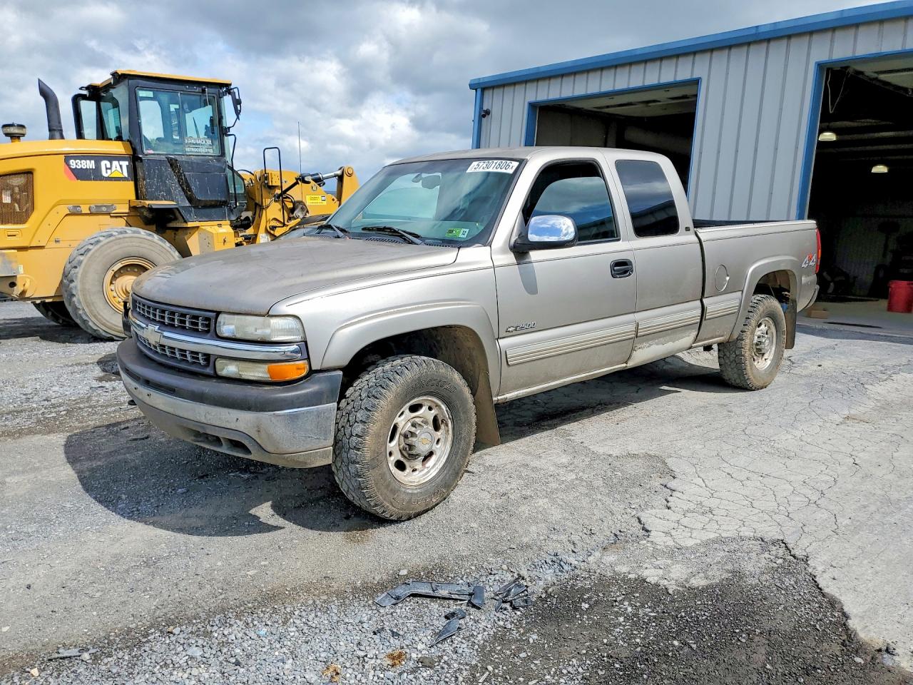 2000 Chevrolet Silverado 2500 LS, VIN 1GCGK29U2YZ170801 — Rear end